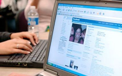 Facebook завдав зустрічного удару Yahoo!