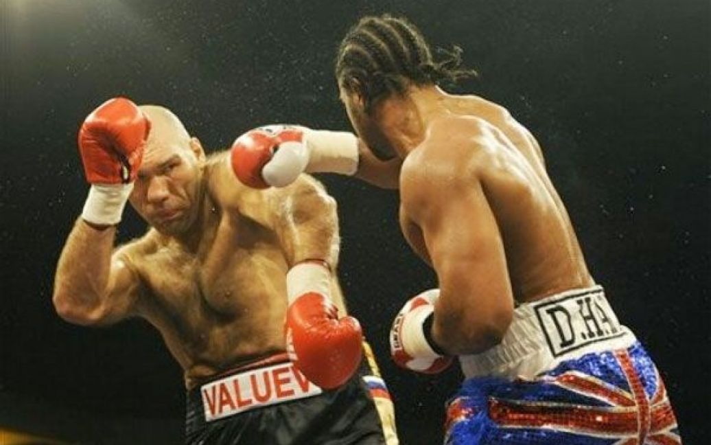 Хей переміг Валуєва, але не поклав росіянина на підлогу рингу / © daylife.com
