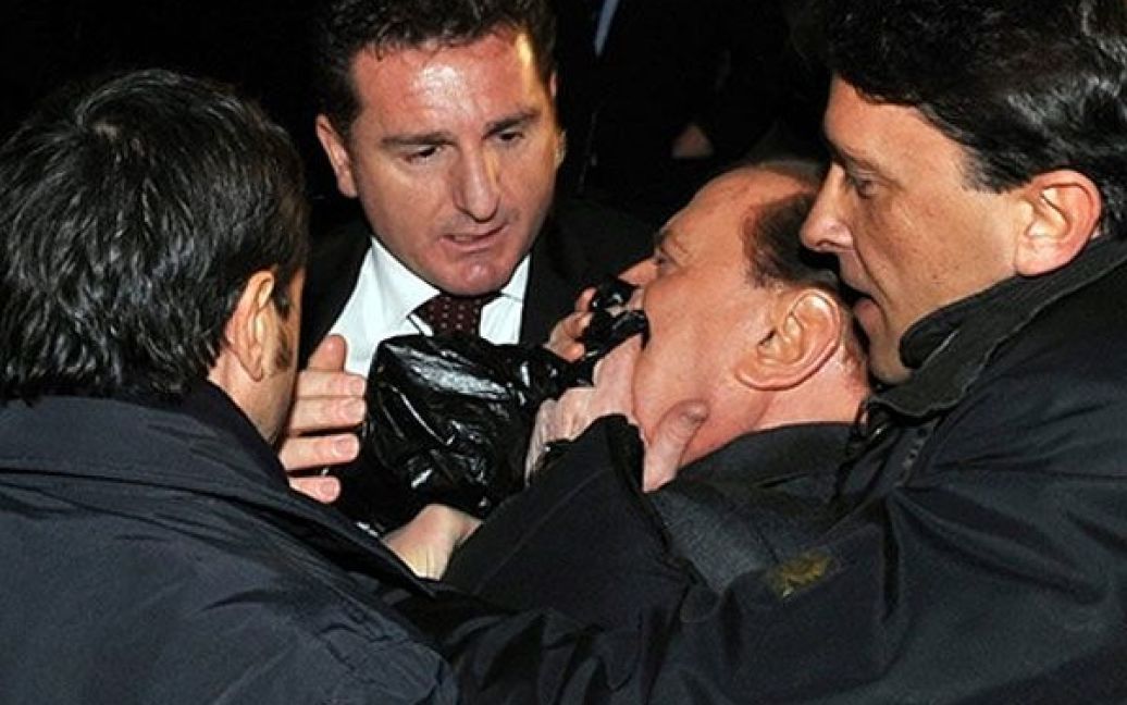 Невідомий вдарив Берлусконі статуеткою собору / © AFP