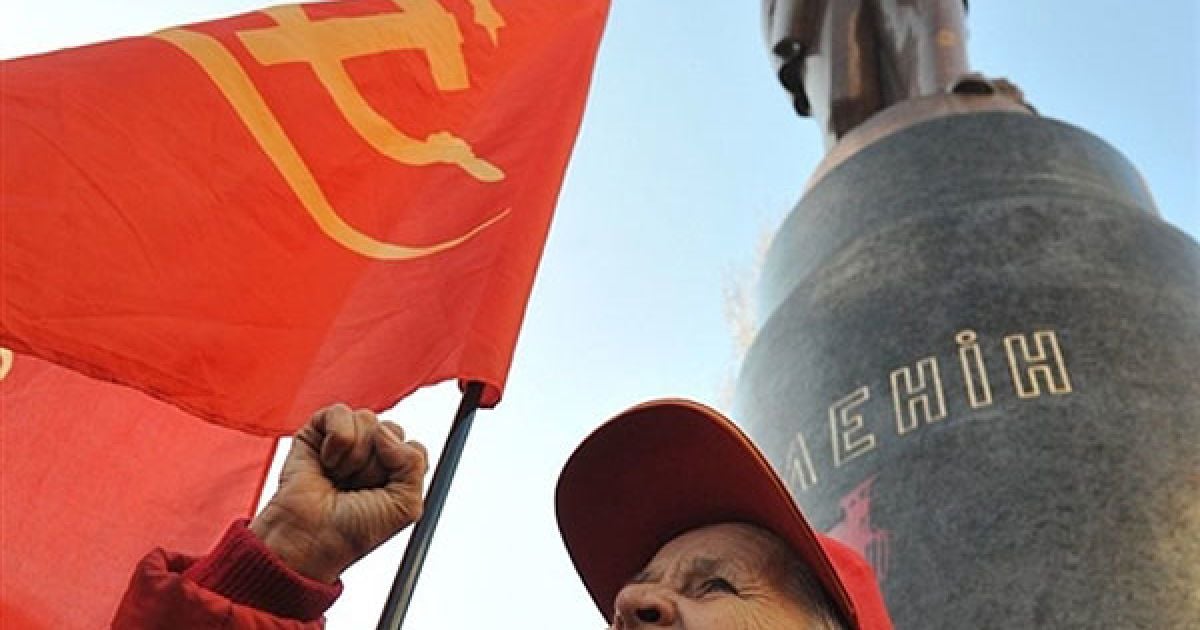 У Києві до ніг Леніна свободівець "поклав"