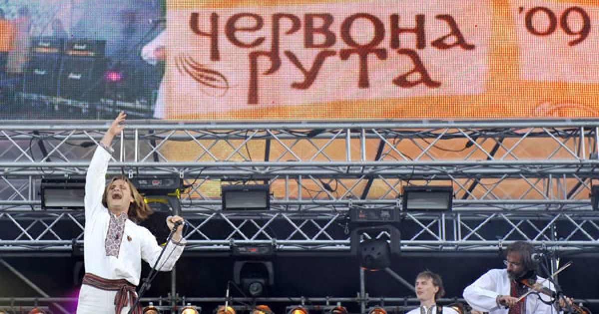 У цей день відбувся перший фестиваль української пісні "Червона рута".