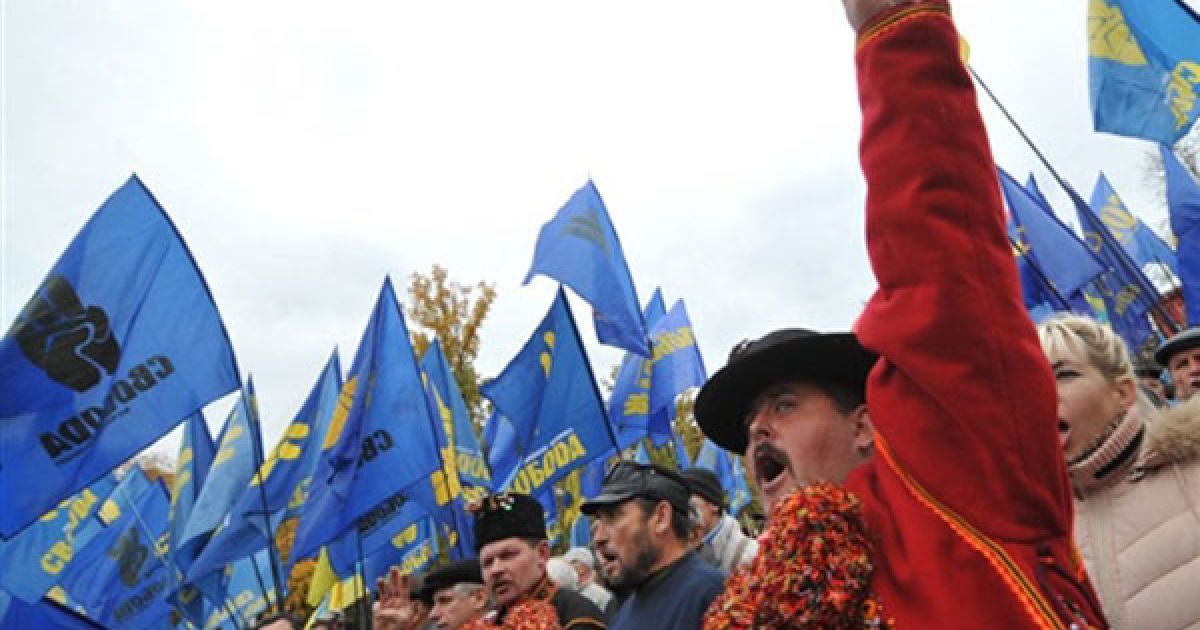 У Києві пройшов марш УПА: спалено прапор Партії регіонів