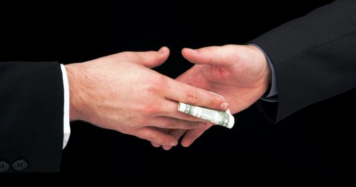 Депутата підозрюють у фінансових махінаціях