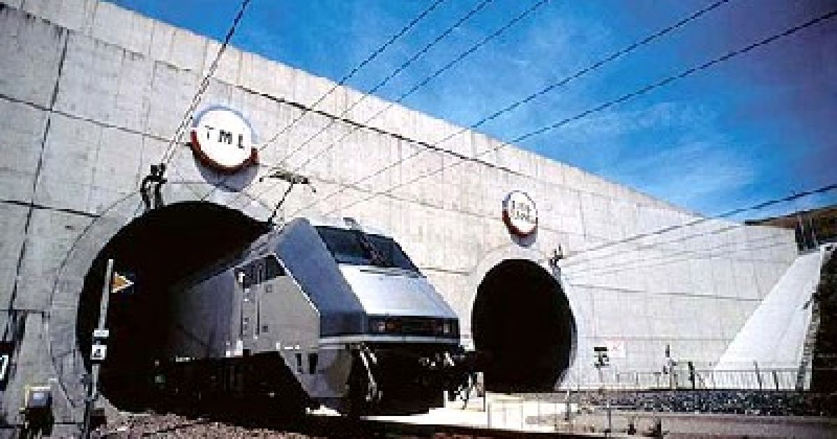 6 травня 1994 року урочисто відкрили Євротунель між Францією та Англією.