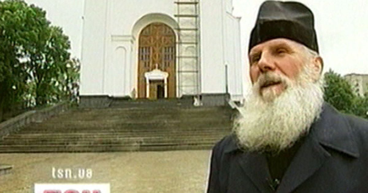 Отца Юрія після корупційного скандалу не пускають у власний храм