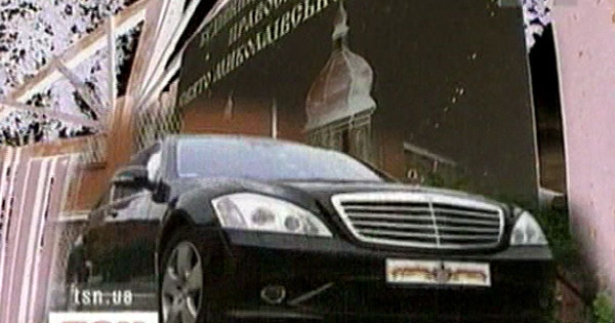 Щоби подивитися, на яких машинах роз'їжджають київські священики, ТСН чергувала кілька днів перед офісом однієї з церков.