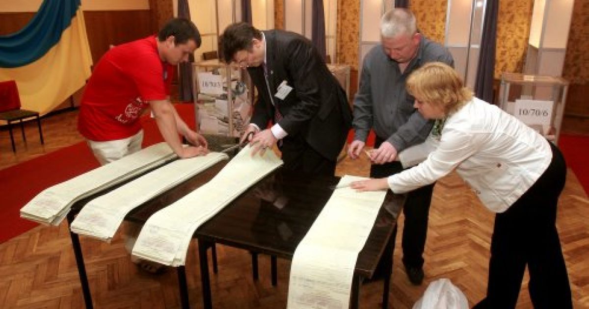 Міцні хлопці цікавляться думкою виборців