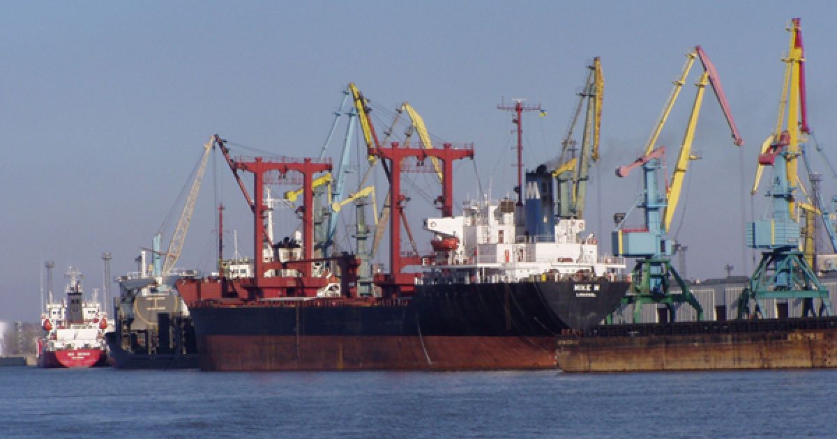 В Рени 9 рабочих забаррикадировались в нефтяном резервуаре и обещают себя поджечь, потому что им не выплатили зарплату