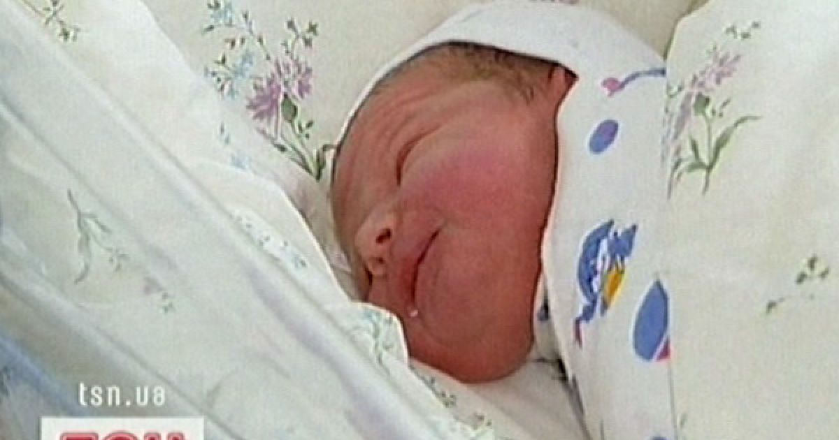 25 років тому  перша в світі сурогатна мати народила дівчинку.