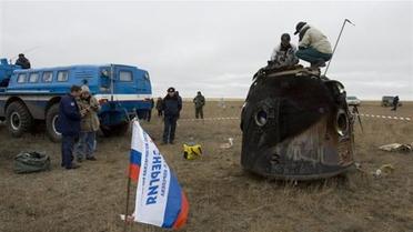 Космонавтів не змогли забрати з точки приземлення