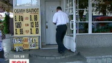 Олігархи за дешеву гривню