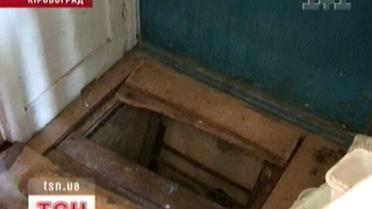 Батьки тримали сина у підвалі