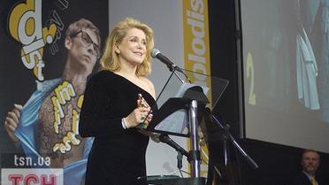 Катрін Деньов вручили "скіфського оленя"