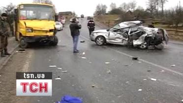 На Львівщині іномарка врізалася у шкільний автобус