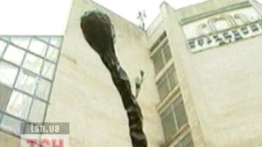 4-метровий обгорілий сірник – такий пам'ятник з'явився у столиці