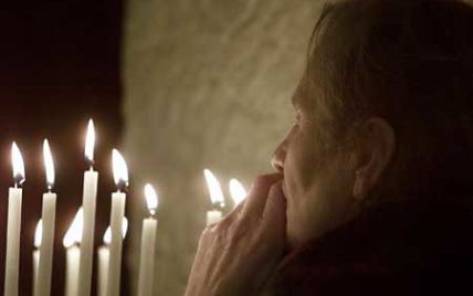 Іспанський собор пропонує віруючим запалювати електронні свічки по телефону