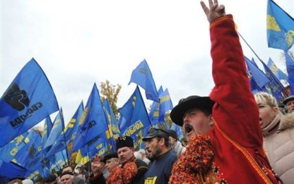 У Києві пройшов марш УПА: спалено прапор Партії регіонів