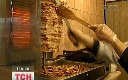 У київських фастфудах продавці не миють руки і годують м'ясом з небезпечними бактеріями