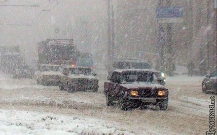 Через рясні снігопади Київ скував транспортний колапс