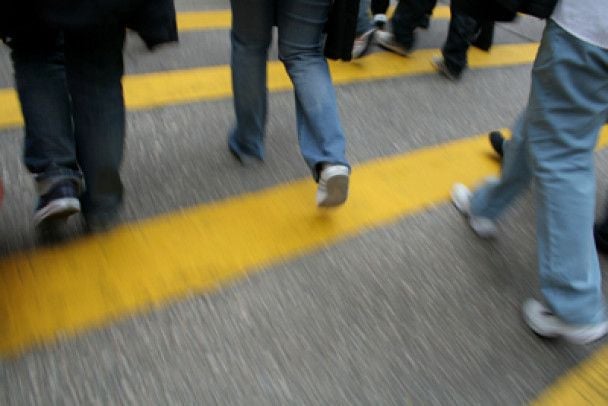 У Києві люди натовпом перебігають дорогу, ризикуючи життям: що відбувається (відео)