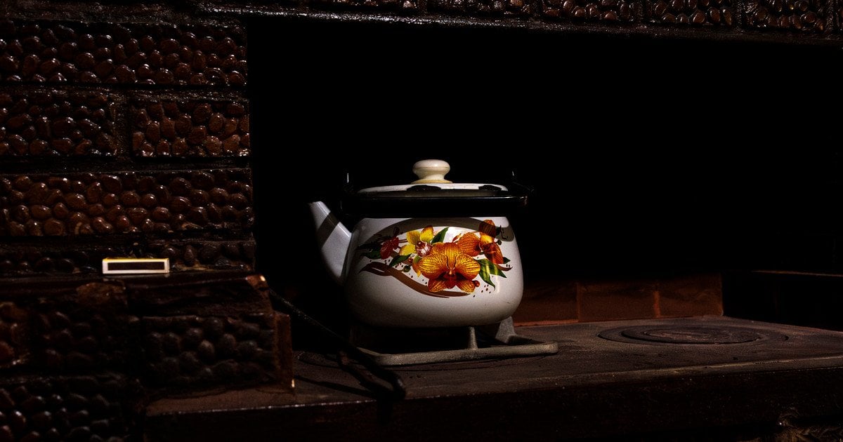 Як видалити пригорілі сліди з дна чайника