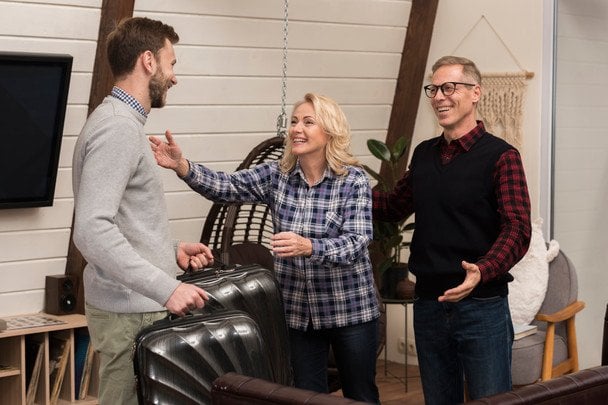 Коли краще не ходити в гості, навіть якщо дуже просять: народні прикмети, які не варто ігнорувати