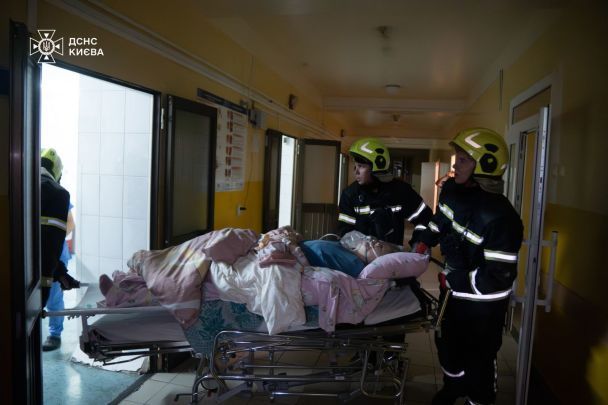 Працівники ДСНС врятували людей з лікарні в Києві, де виникла пожежа / Фото: ДСНС України