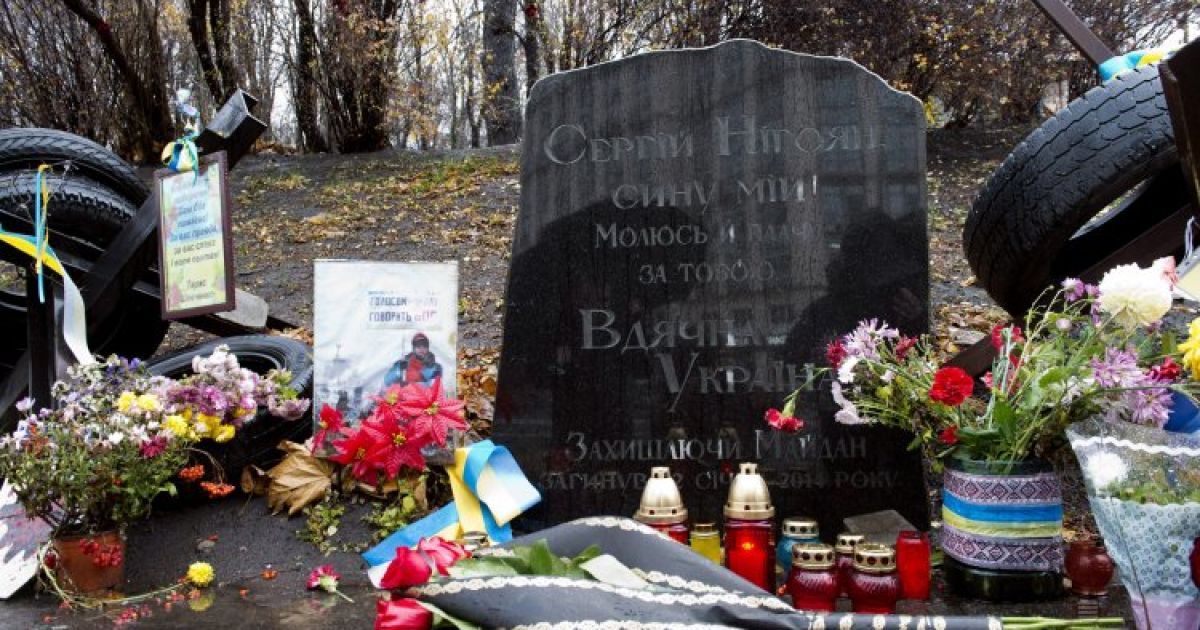 Люди сьогодні несуть квіти на Інститутську в Києві / © УНІАН