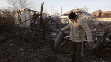 Сватове розгромлене через вибухи снарядів на військовому складі. / © УНІАН