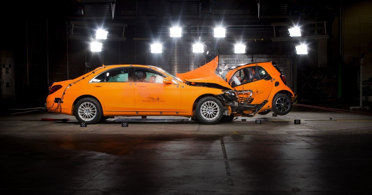 Новый Smart ForTwo проверил на прочность Mercedes-Benz S-Class (Видео)