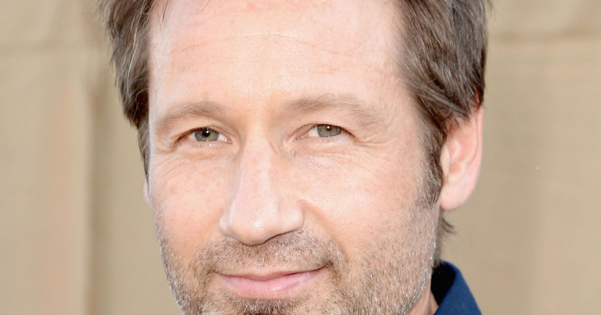 Жағажайдағы жалаңаш кеуделі әйелдер