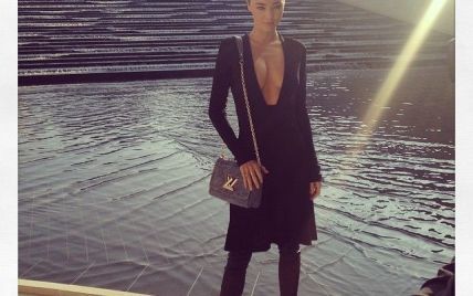 Миранда Керр выбрала платье с откровенным декольте для показа Louis Vuitton