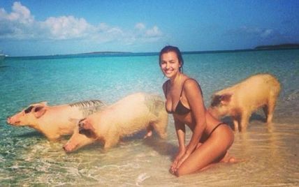 Ирина Шейк поплавала в океане со свинками