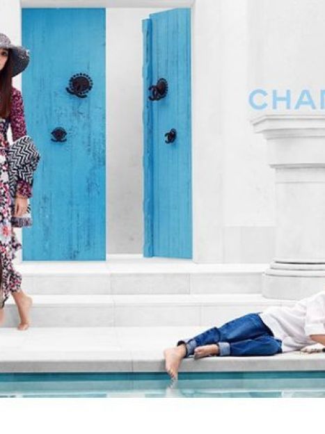 Джоан Смоллс в лукбуке круизной коллекции Chanel / © 