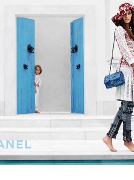 Джоан Смоллс в лукбуке круизной коллекции Chanel / © 