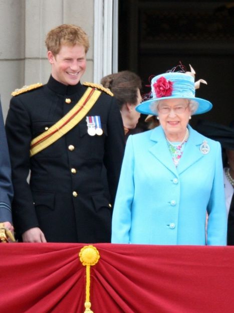 Принц Гарри с бабушкой королевой Елизаветой II, 2009 год / © Getty Images/Fotobank
