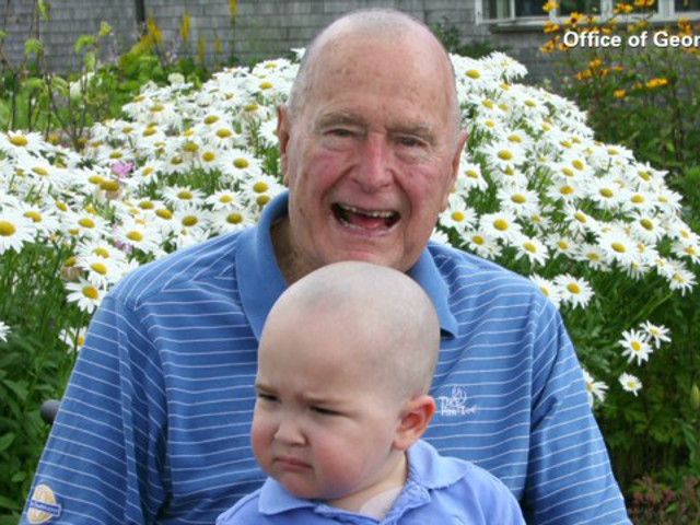 Екс-президент США Джордж Буш-старший поголився налисо