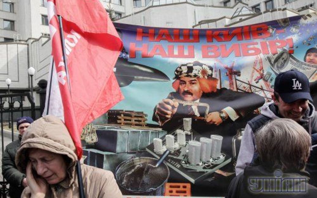 Активісти з ранку взяли в облогу Конституційний суд / © УНІАН