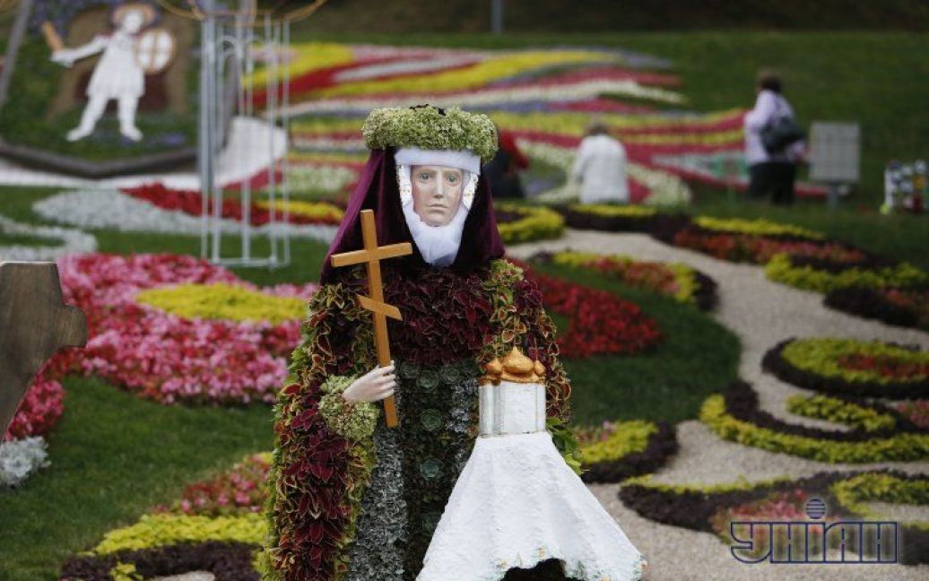 На виставці представлені об&#039;ємні квіткові скульптури / © УНІАН