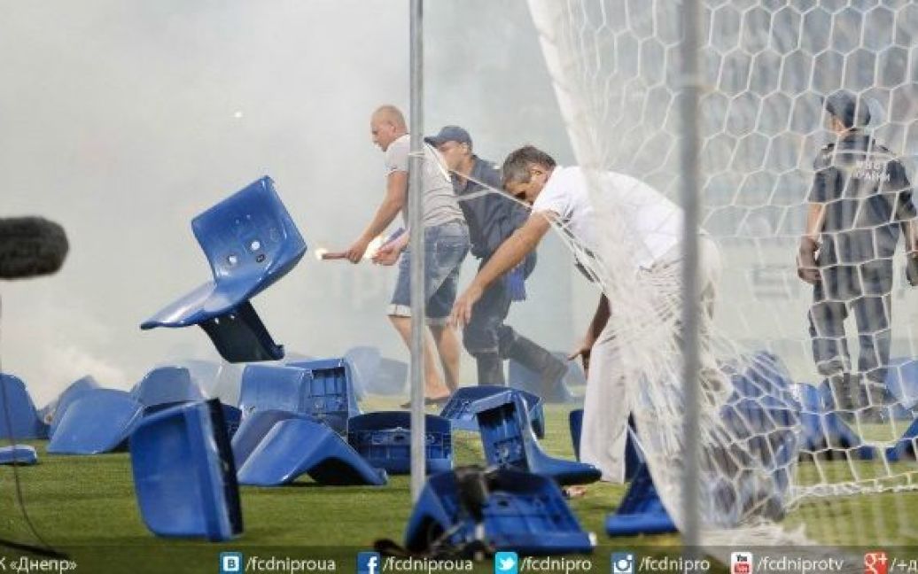 Фанати закидали гравців фаєрами та стільцями / © fcdnipro.ua
