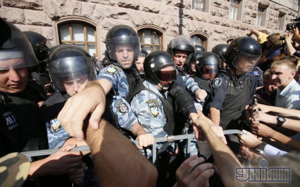 Під Київрадою відбулася запекла бійка / © УНІАН
