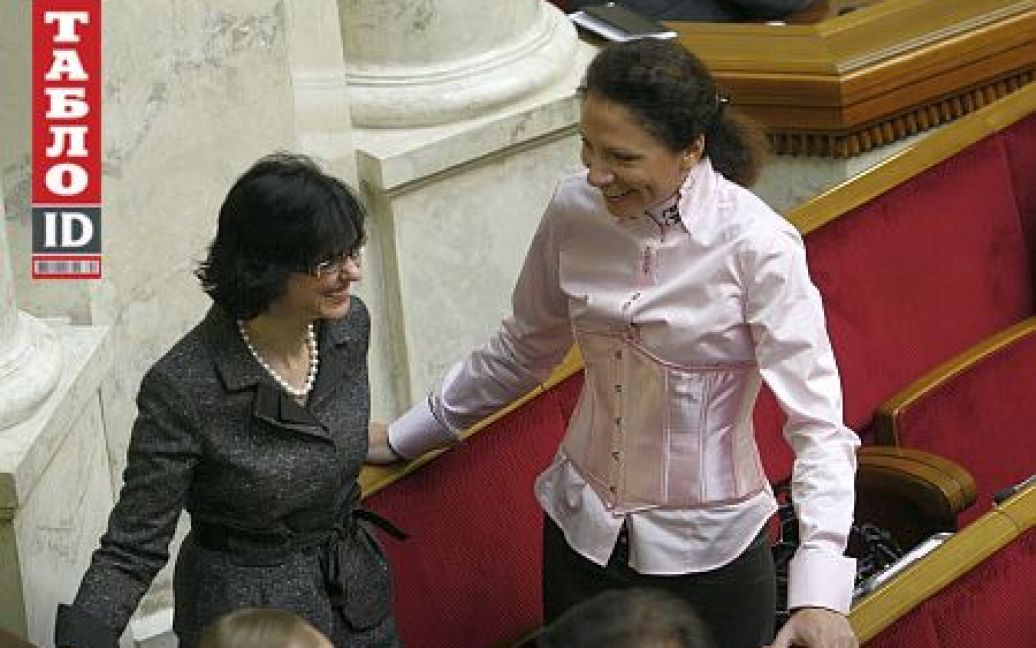 Юлія Льовочкіна (справа) одягнула недоречний корсет. Ірина Горіна (зліва) не викликала нарікань дизайнера / © Таблоид