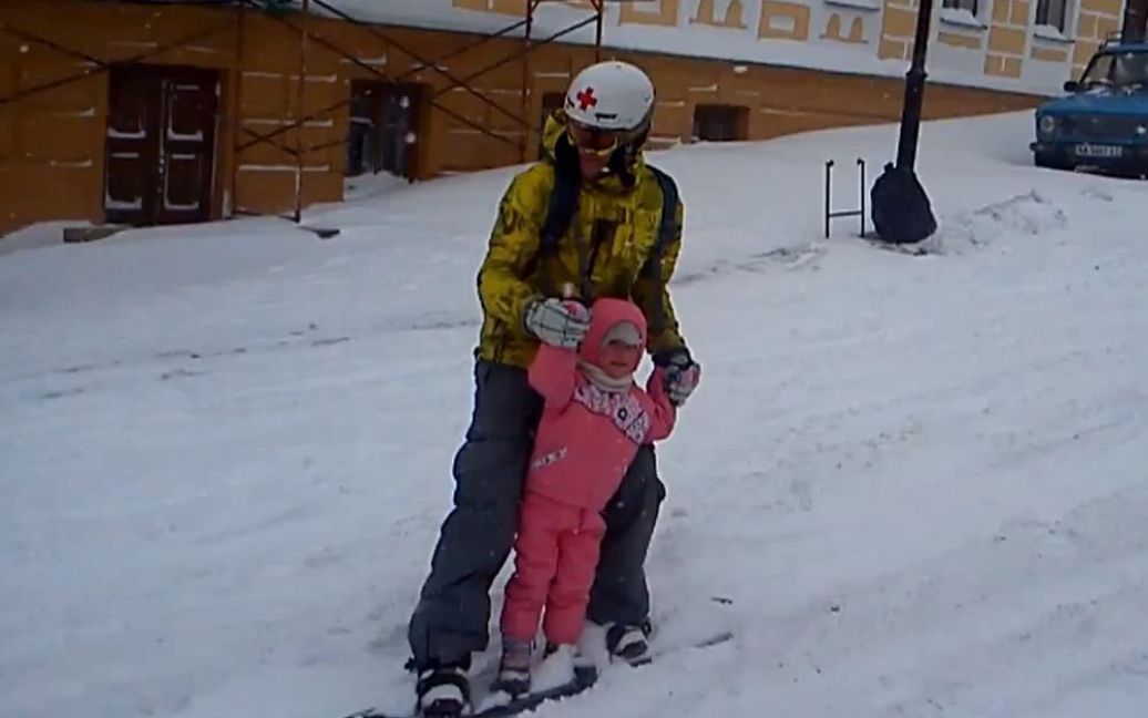 Киянин з донькою проїхався на сноуборді по Андріївському узвозу. / © facebook/Philipp Hopta