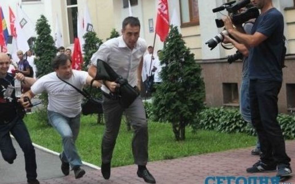 Невідомий чоловік вдарив по камері журналіста / © tweaktown.com