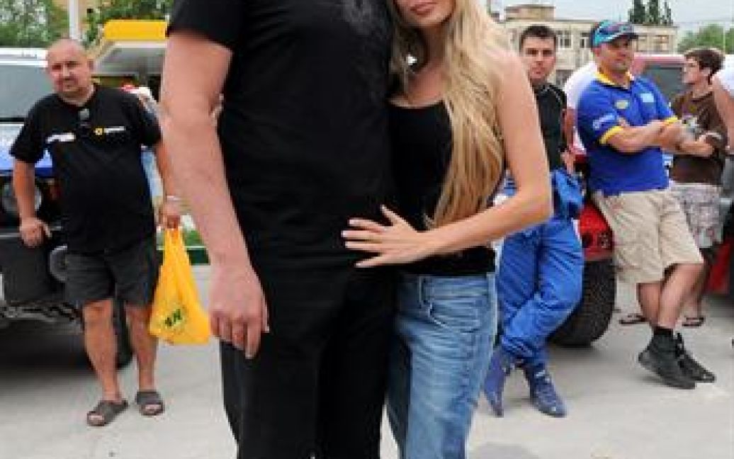 Янкович-молодший замість гонки розглядав авто і гуляв з дружиною / © "Комсомольская правда" в Украине