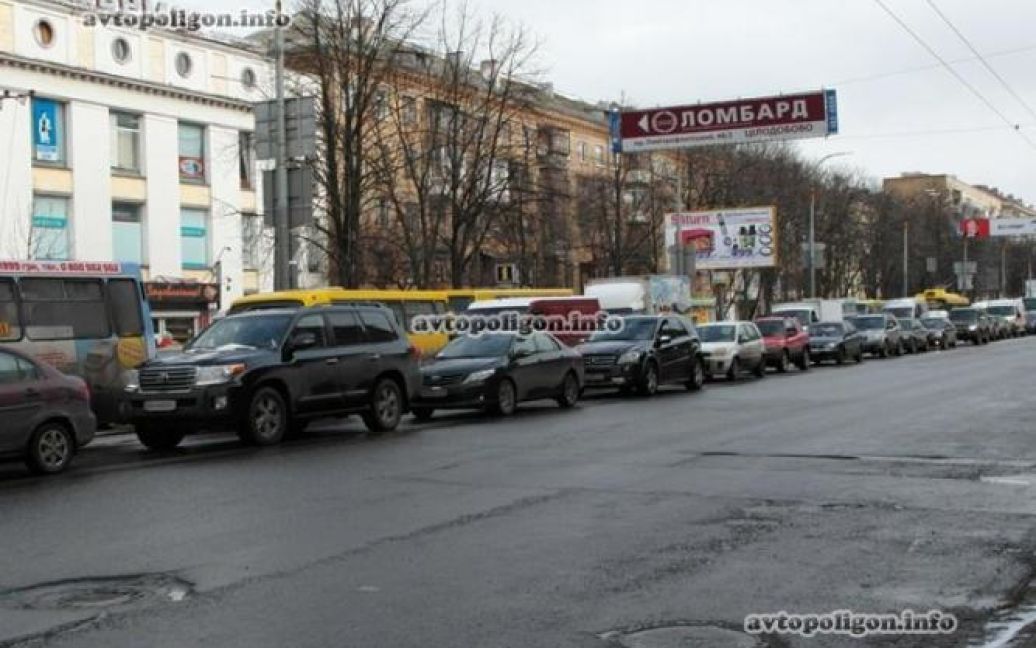 ДТП призвела до величезної "тягнучки" / © myreport.com.ua