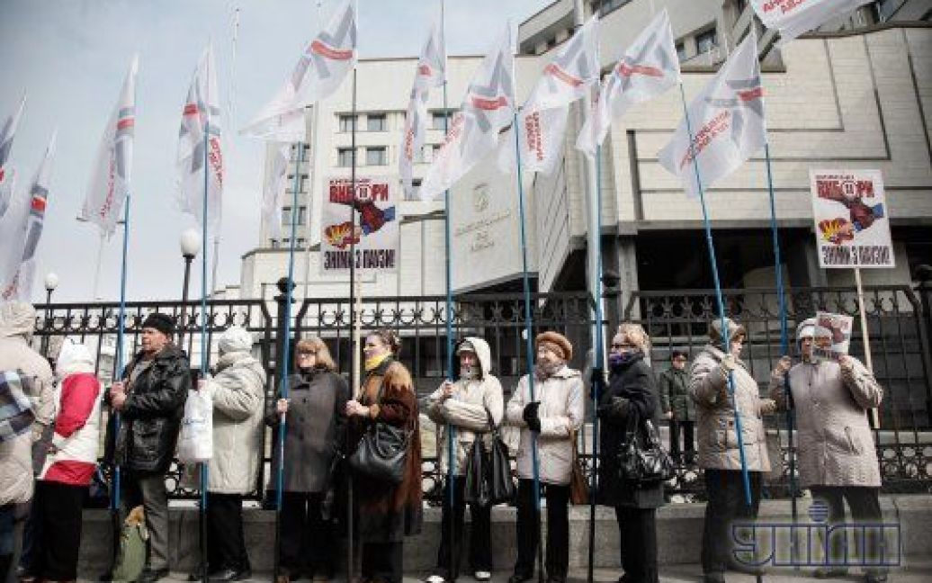 Активісти з ранку взяли в облогу Конституційний суд / © УНІАН