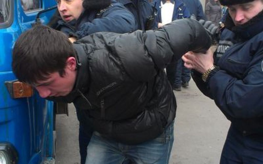 Захисників Тимошенко під судом закидали екскрементами / © Главное