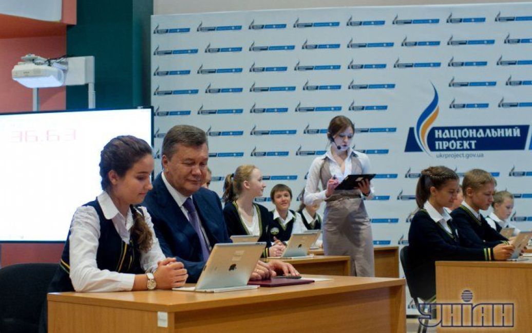 Разом із школярами президент відвідав інтерактивний мультимедійний "Урок майбутнього". / © УНІАН