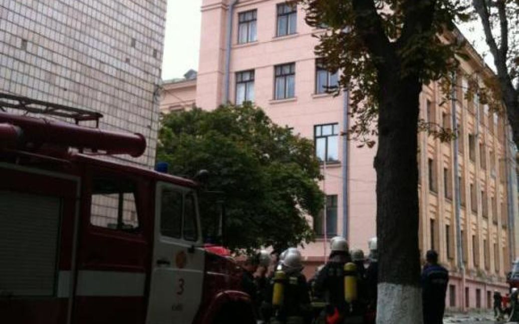 Пожежники загасили вогонь в університеті Богомольця / © vesti.ua